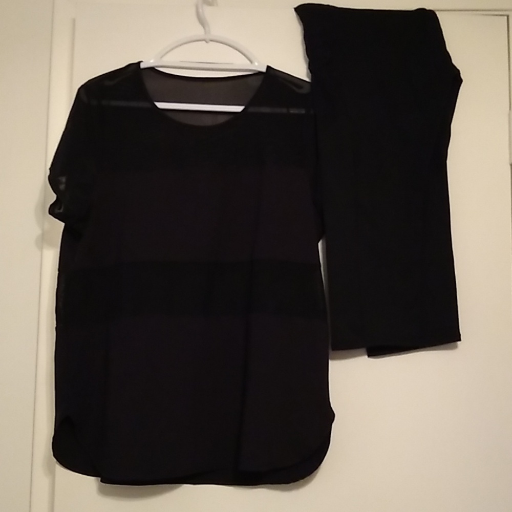 Fabletics workout outfit. Mesh panels and pockets